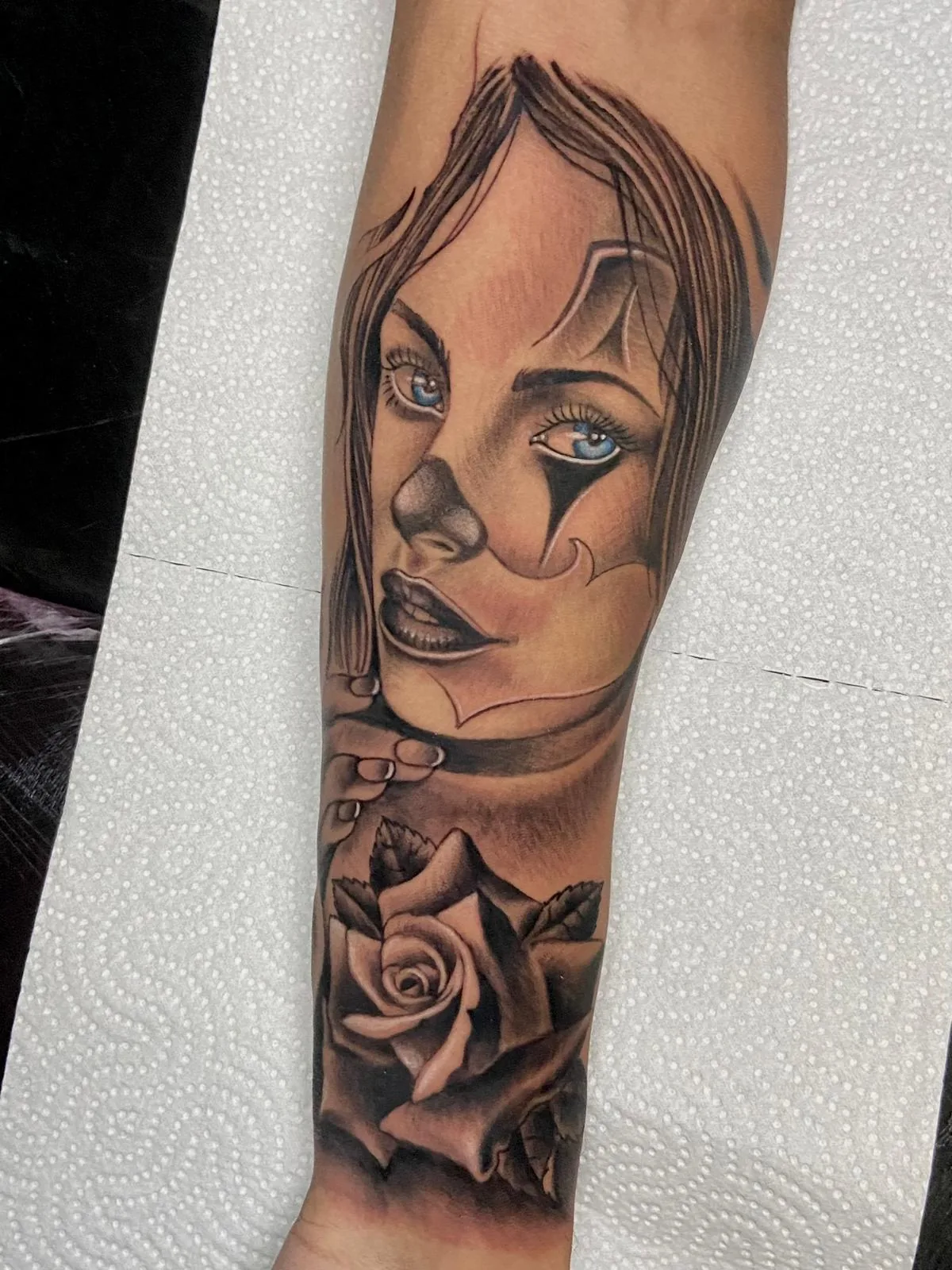 Black & Grey - Retrato feminino com rosa